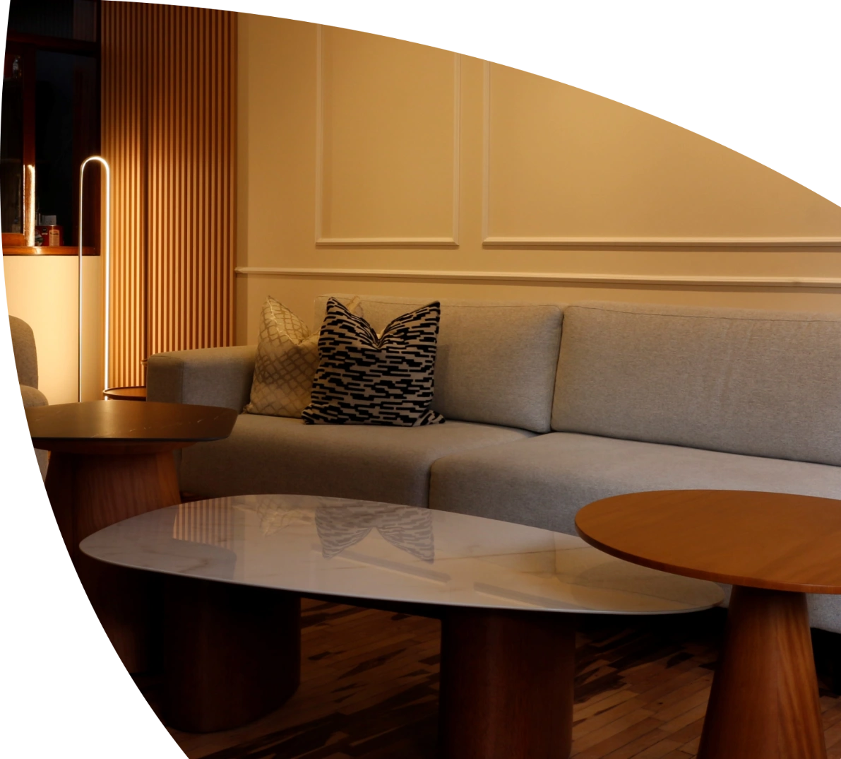 Muestra un diseño de unas sillas en un ambiente cálido y elegante